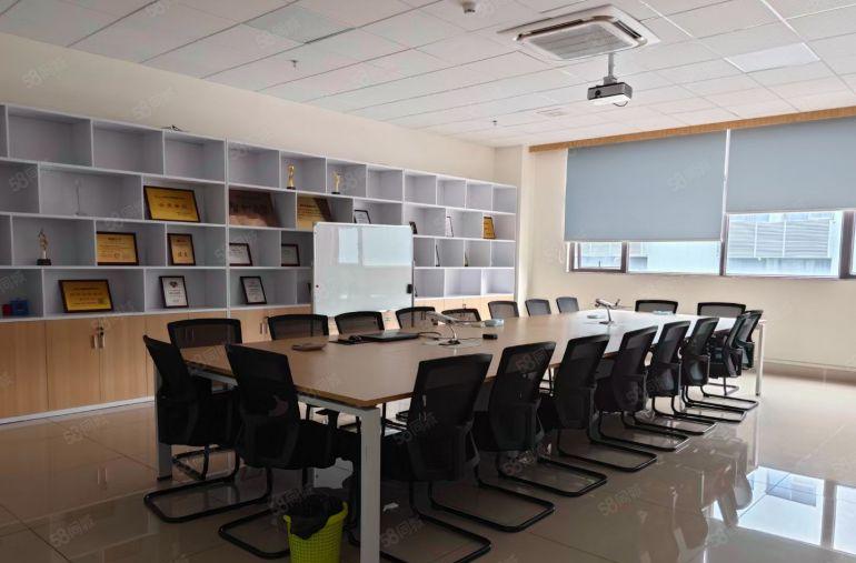 龙岗龙西带红本3楼200到2000平米精装修厂房出租 可分租