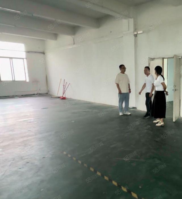 平湖万达旁边富民工业区原房东楼上550平米