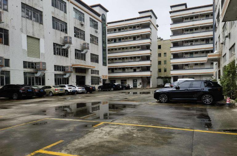 厂房出租龙岗中心城原房东1800平楼上出租，价格便宜，精装修