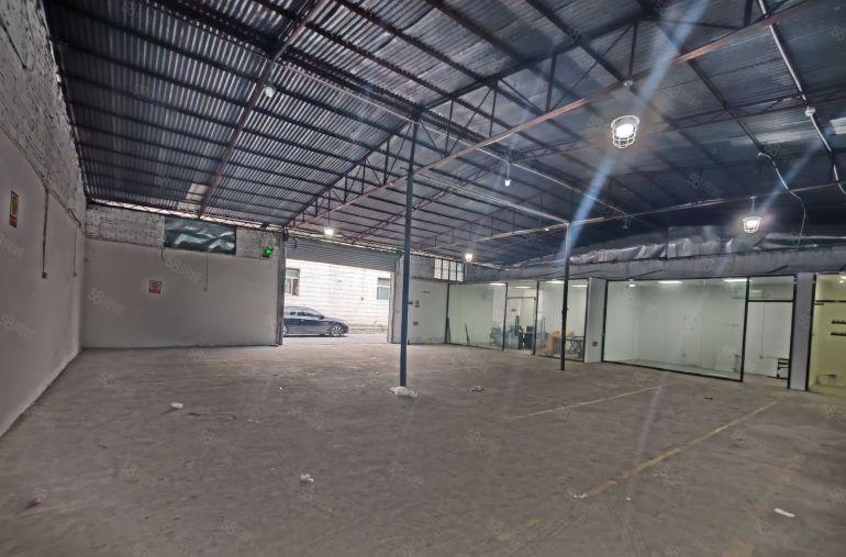 坂田地铁口附近一楼460平厂房出租  可分组