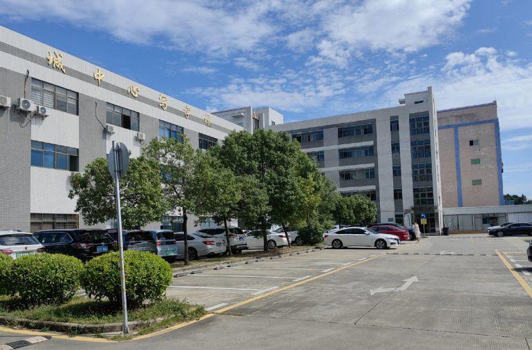 龙岗爱联地铁口楼上500平精装修办公室水电齐全厂房出租