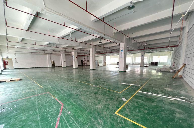 平湖华南城富民工业园楼上2200平方厂房仓库出租带装修地坪漆