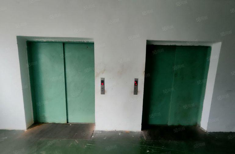 龙岗平湖楼上1000平厂房仓库出租精装修价格美丽停车位充足