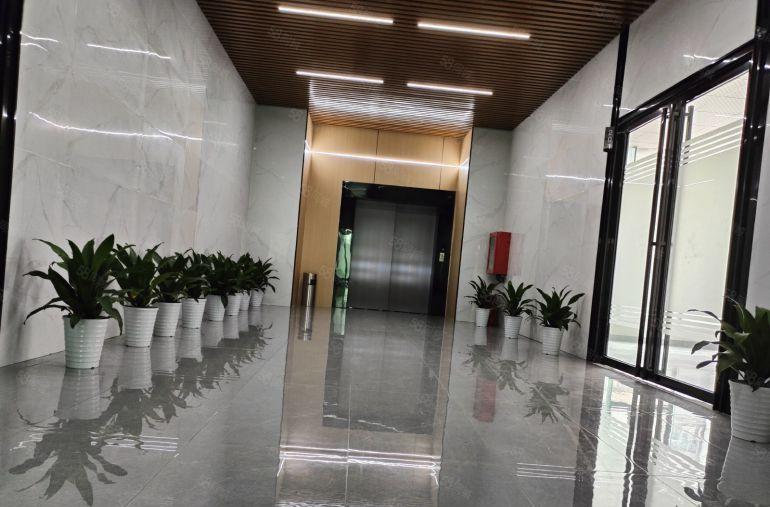 150平横岗永湖地铁口旁精装办公室 有大通间也有11格局