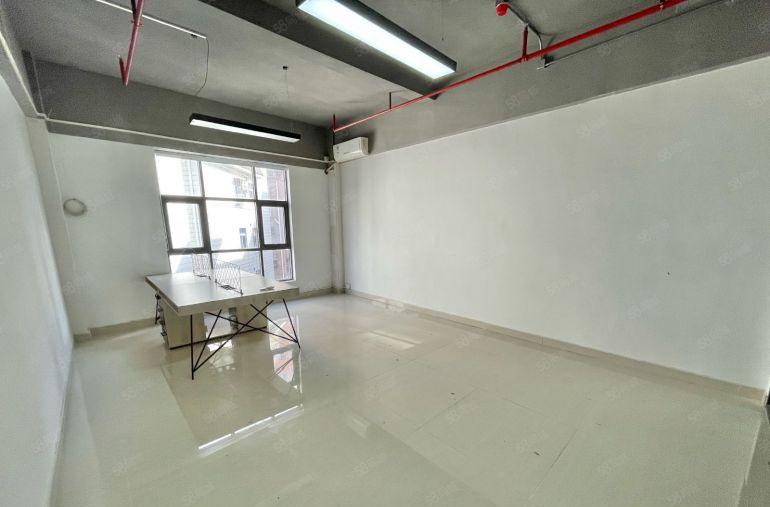 坂田北地铁站70平，165平办公室，现成装修