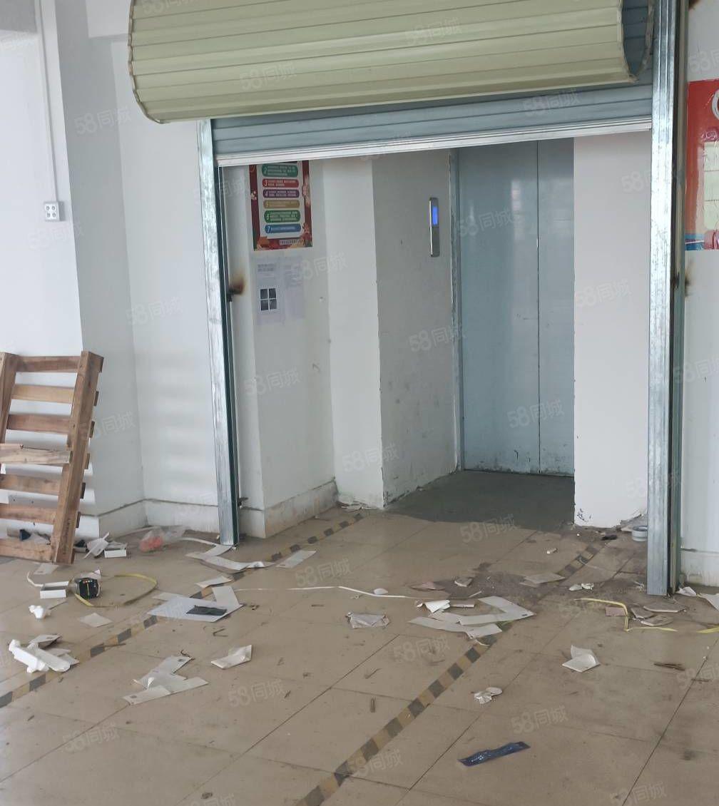 龙岗新生楼上 680平米 带客梯和货梯 低价出租