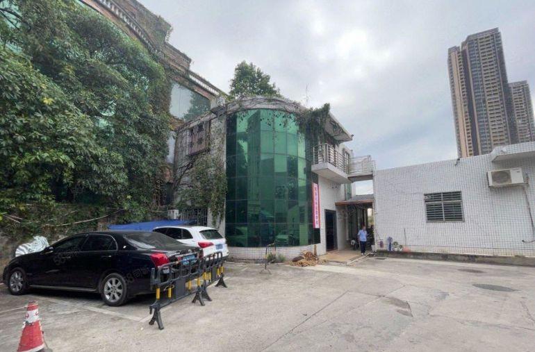 横岗特价20元近地铁独门独院 房东直租空地8000平 大路旁