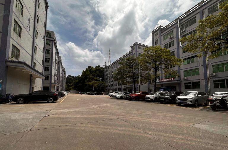 坂田上雪科技园楼上厂房仓库1600平带装修出租，可分租