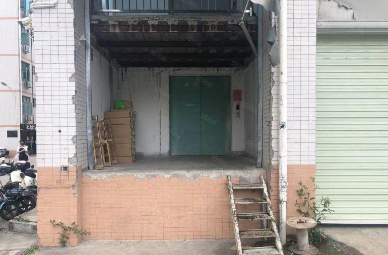 平湖华南城附近一楼550平方地铁口