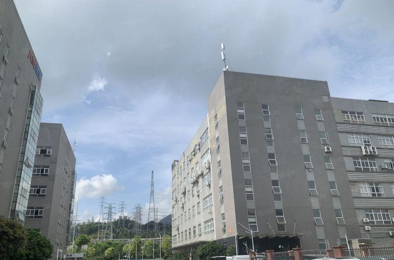 龙岗宝龙地铁口新出楼上500平厂房出租带货梯水电到车间