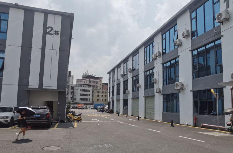 坂田，地铁口，260平，4加1格局，精装，水电齐全，厂房出租