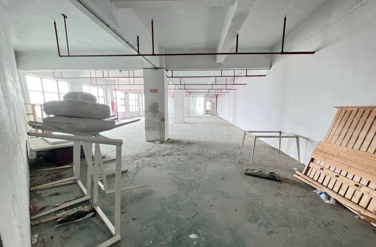 横岗街道红棉路5楼500平厂房低价出租带装修三吨货梯空地大