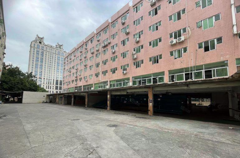 龙岗中心城，1 楼整层，2800 平，前后可进大货车。