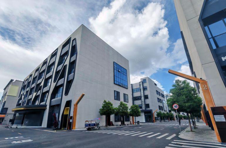 龙岗宝龙地铁口楼上1600平现成装修厂房办公室仓库出租可分租