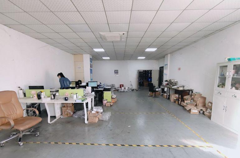原房东直租龙岗新生楼上1300平带精装修厂房出租3百平起分租