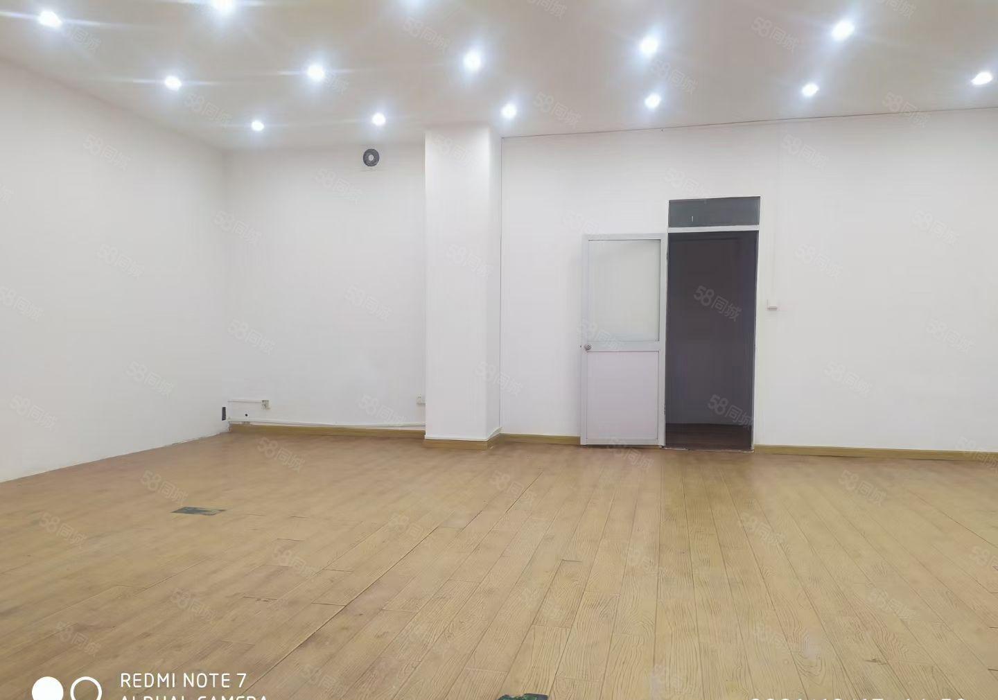 坂田地铁口新出精装一楼场地150平出租