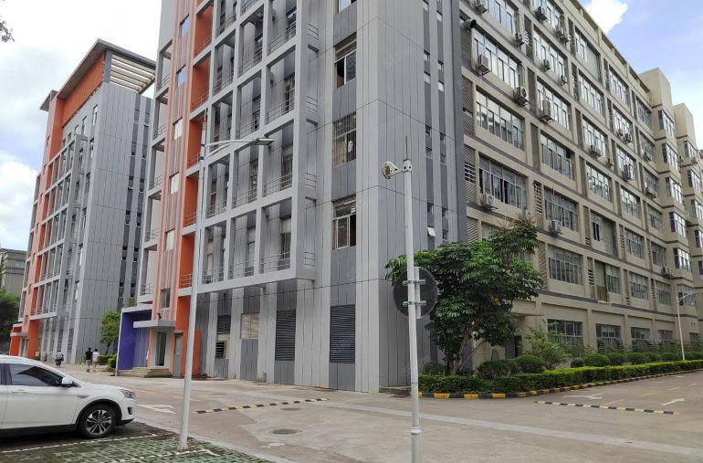 坂田地铁口园区楼上1000平仓库厂房低价出租，500平起分租