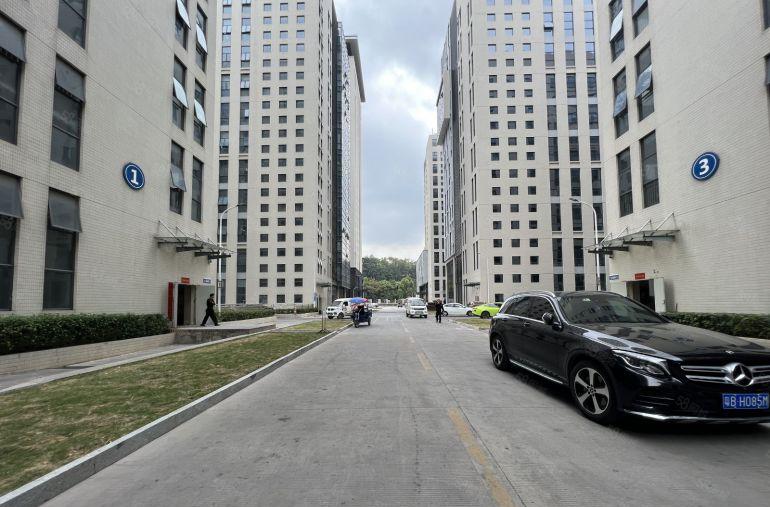 坂田高新工业园无公摊一楼980平层高6米可办注塑环评