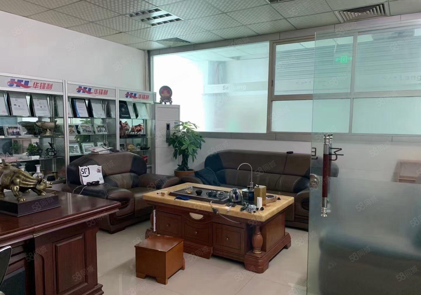 上雪科技园，新出900平方，带装修，车位充足！租金32块