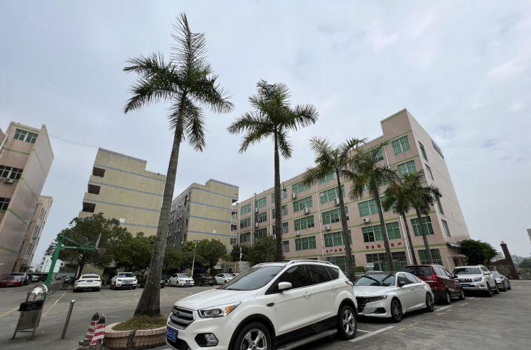 深圳龙岗工业园楼上整层1800平厂房出租配3吨货梯空地大免佣