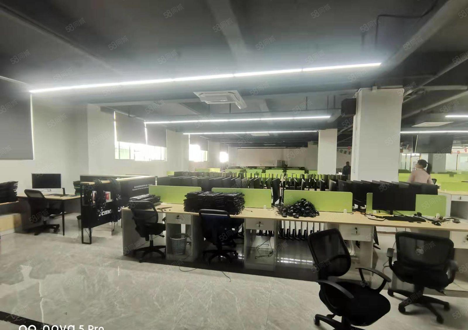 深圳龙岗坂田南坑地铁站附近2楼1200平精装办公厂房出租。