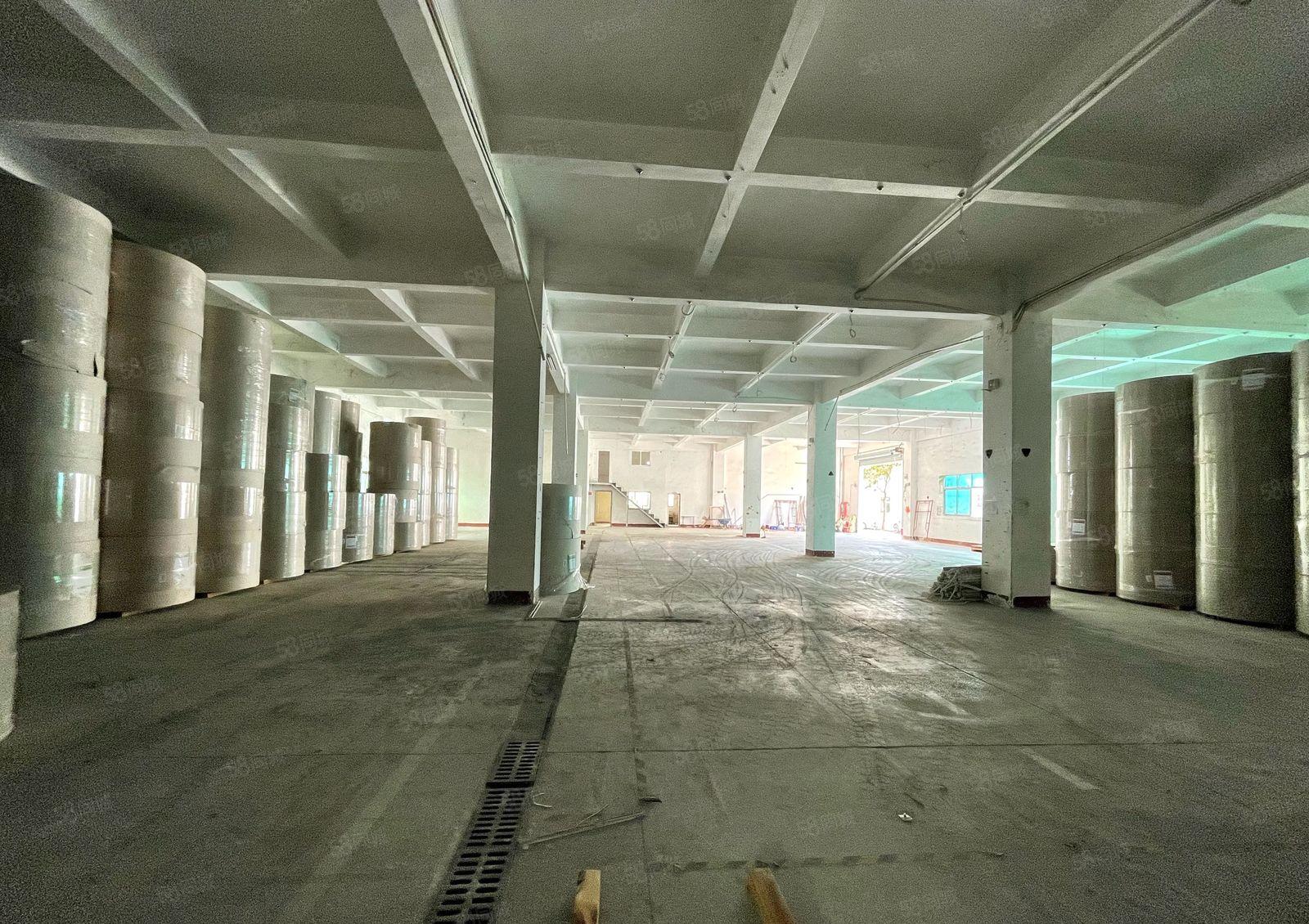 坂田雪象地铁口一楼1500平，层高5.8米，7成使用率