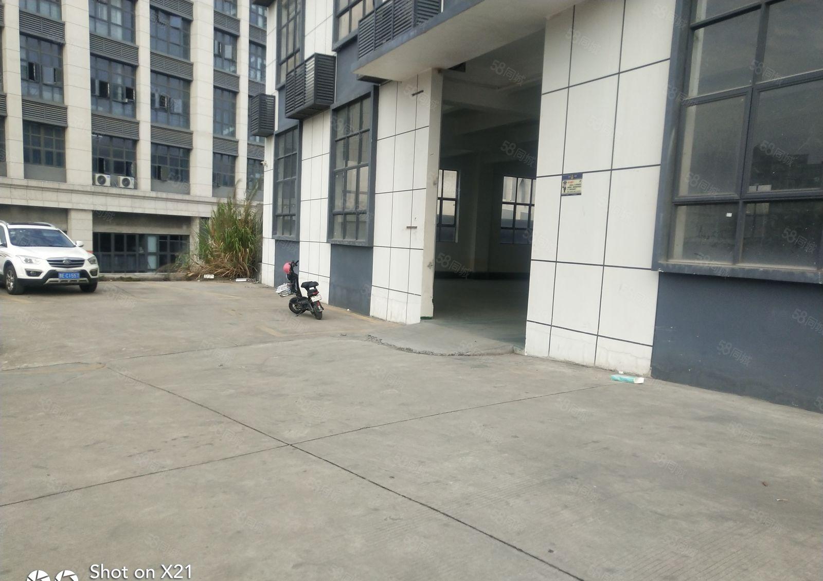 平湖华南城附近一楼厂房招租，一楼700平米