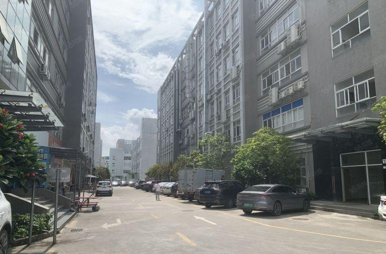 龙岗宝龙地铁口新出楼上500平厂房出租带货梯水电到车间