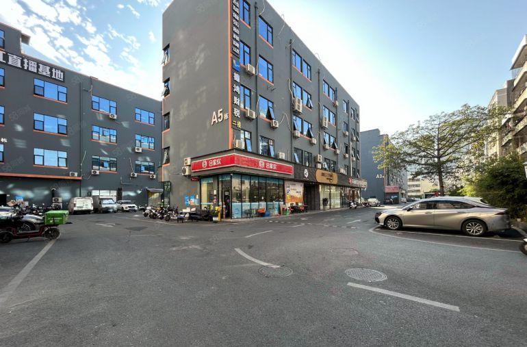 龙岗龙城广场地铁站旁电商园新出楼上300平带家私办公室出租