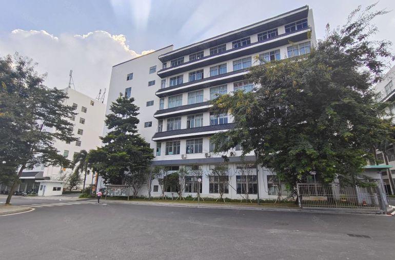 布吉2000平现成汽修厂出租带6个喷漆房，层高5.8米带环评