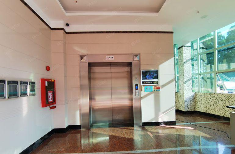 龙岗坂田创新产业园一楼仓库2000平，大小面积可分租交通便利