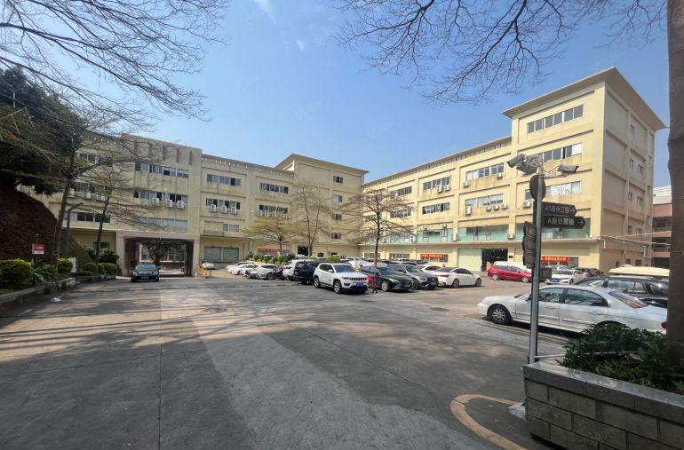 横岗荷坳双地铁口原房东工业园区300平起分租，花园式厂