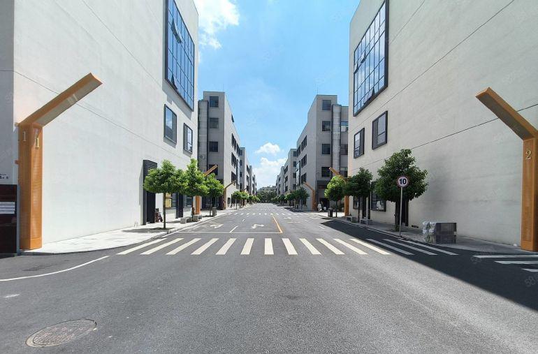 龙岗宝龙地铁口丨高新产业园一二楼2000平带装修厂房仓库出租