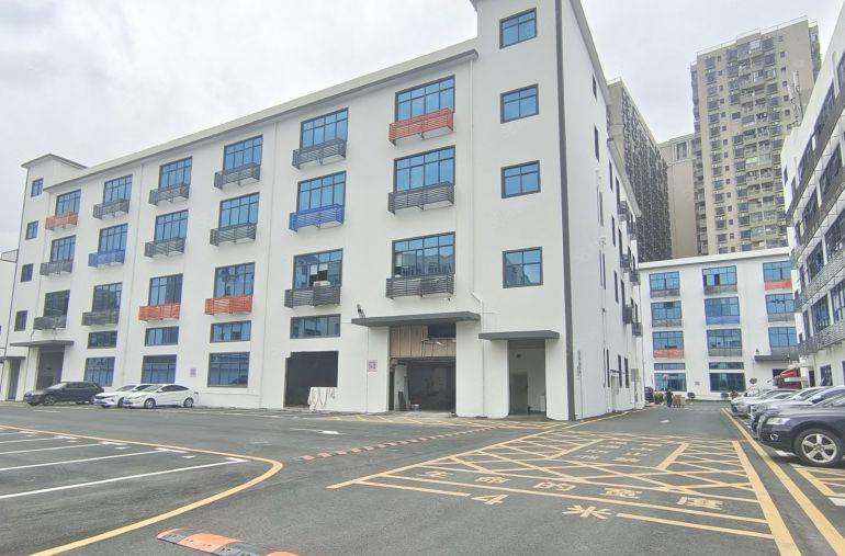 200平起租，坂田杨美地铁口精装修花园办公室2000平出租