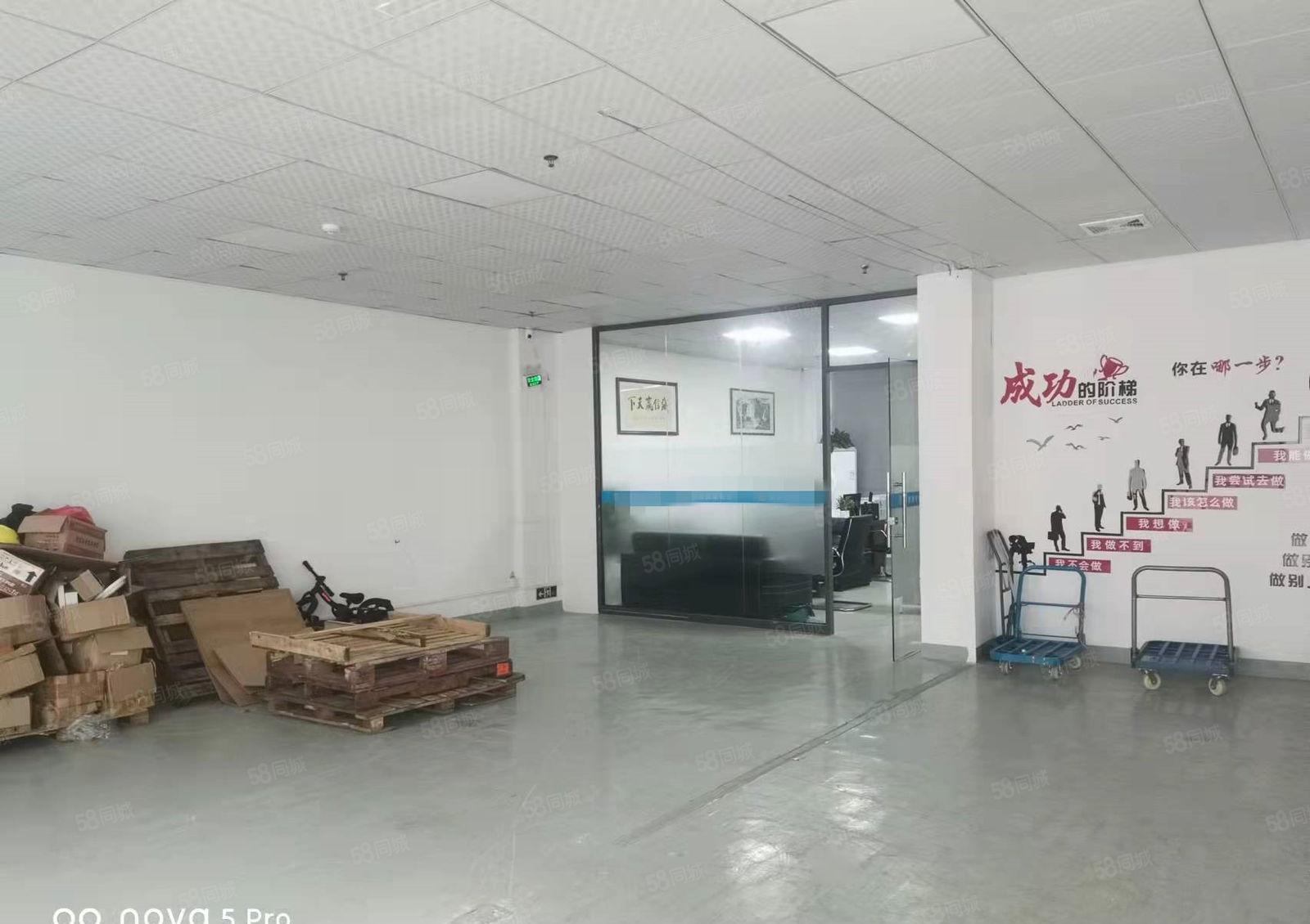 深圳龙岗坂田光雅园地铁站附近一楼260平小物流厂房出租。