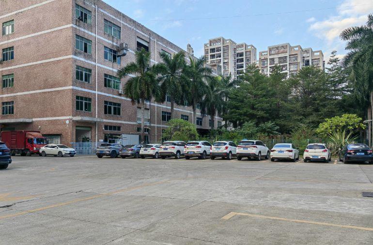 龙岗爱联原房东楼上1500平厂房出租现成装修全新地坪漆