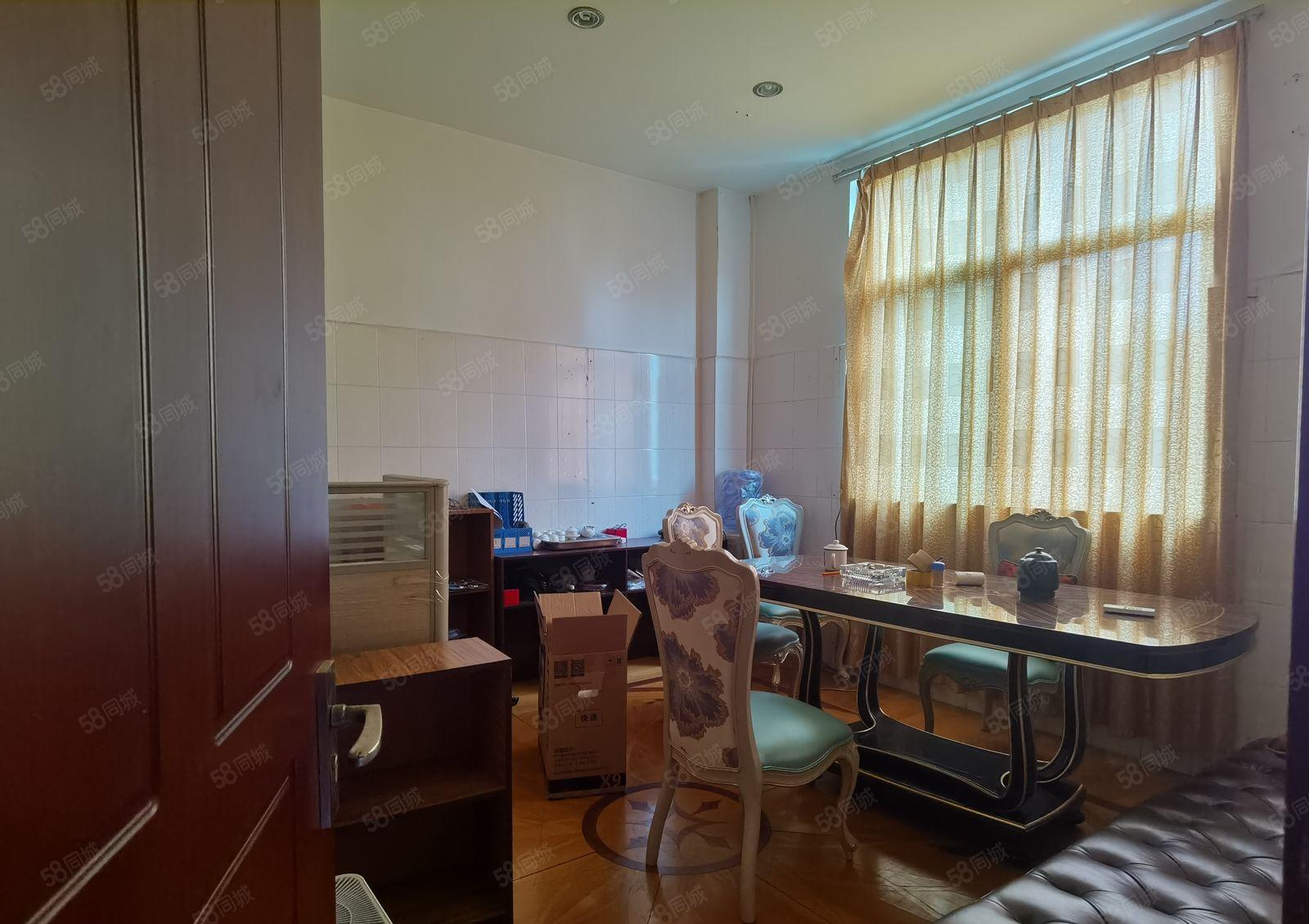 现成家具展厅出租！1480平二楼一层无转让费用园区形象好