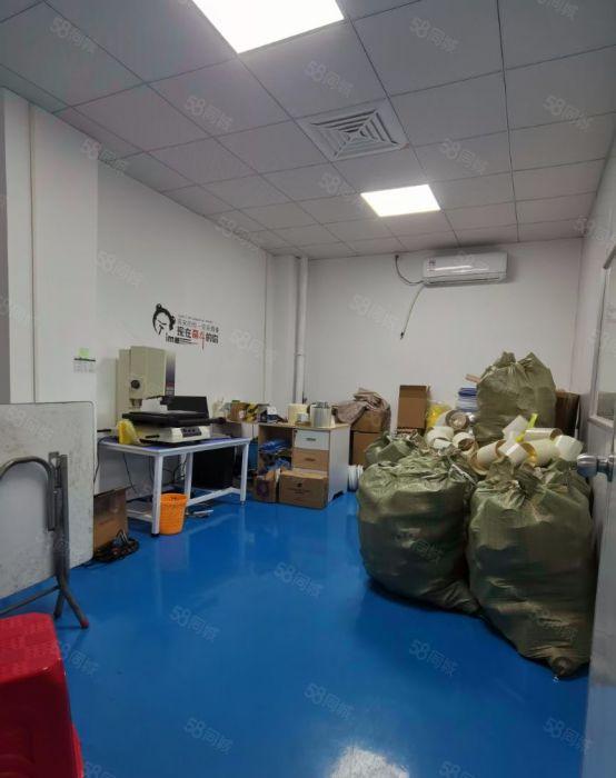 龙岗坪地中心标准厂房3楼520平带现成办公室装修
