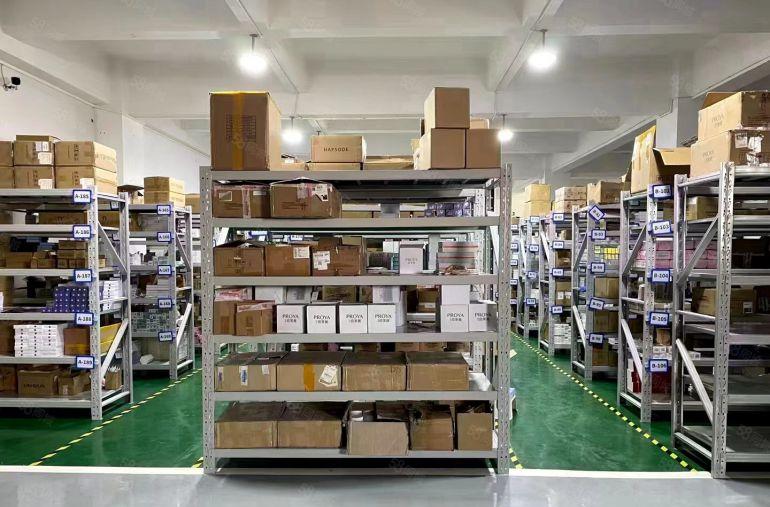 吉祥地铁站附近电商园楼上200平方精装修办公室仓库大小可分租