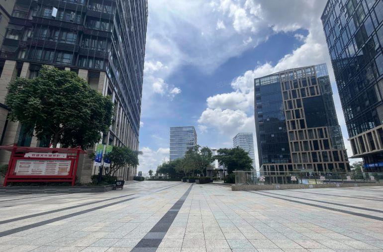 可分租龙岗宝龙地铁口写字楼180平精装修带家私办公室厂房出租