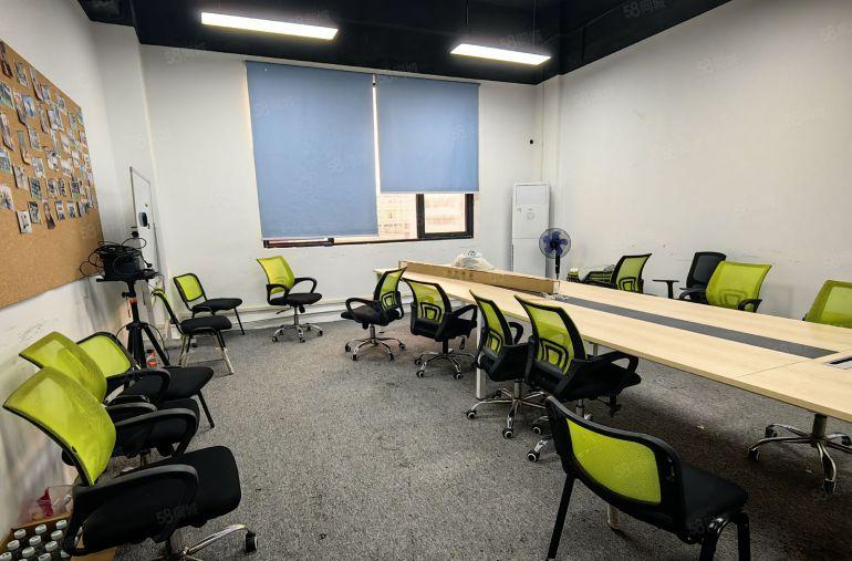 宝龙地铁口原房东3楼200平方精装修办公室厂房仓库大小可分租