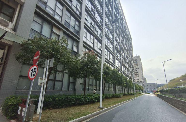 龙岗宝龙比亚迪旁原房东大型科技园3000平精装修红本厂房出租