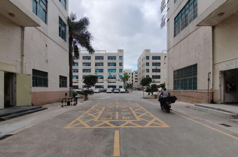 平湖地铁口二楼厂房1200平实际面积出租报价25大小面积分租