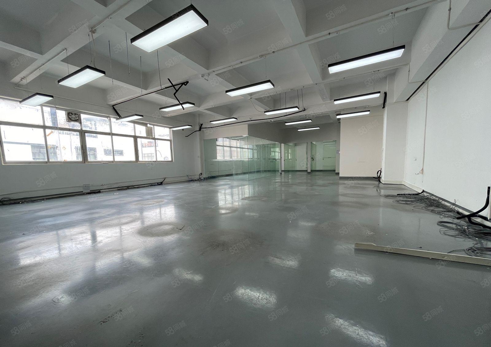 坂田近地铁站电商园内办公室出租，可以放货，适合电商办公加仓库