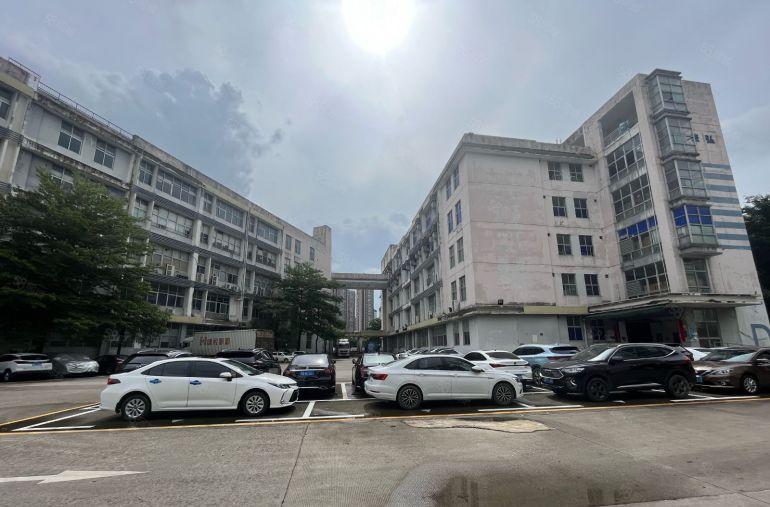 横岗永湖地铁出租一楼带卸货平台1000平方，可分500平方