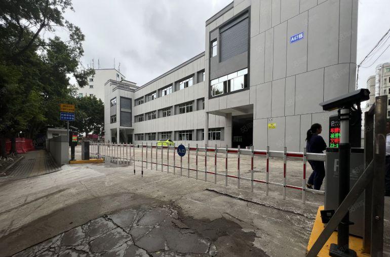 平湖辅城坳独院注塑厂房6300平方仓库出租空地大好招工翻新好