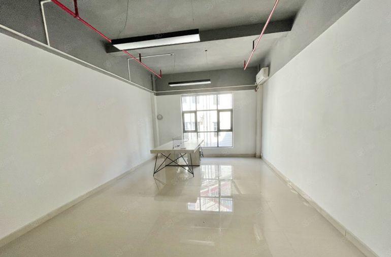 坂田北地铁站70平，165平办公室，现成装修