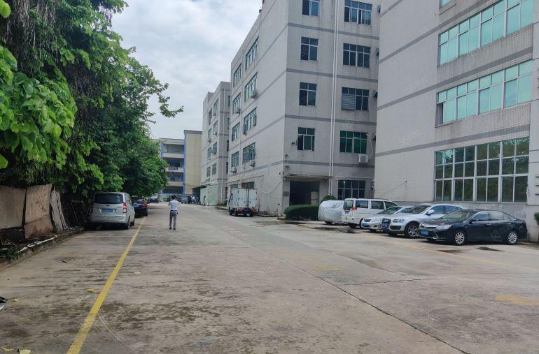 平湖富民工业区原房东地坪漆500平仓库厂房，300平起可分租