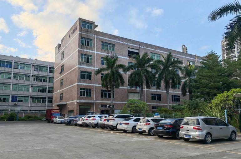 龙岗爱联原房东楼上1500平厂房出租现成装修全新地坪漆