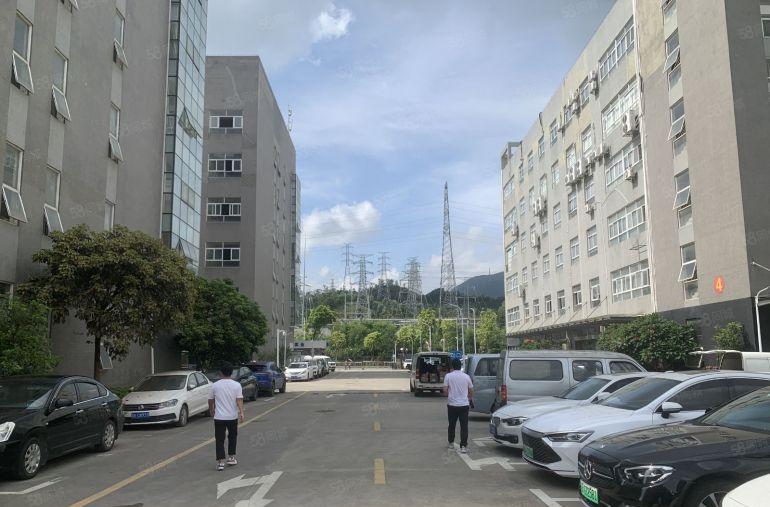 龙岗宝龙地铁口新出楼上500平厂房出租带货梯水电到车间